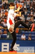 日本文化 人气女优刚力彩芽出席日本职棒开球仪