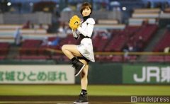 篠田麻里子为棒球赛开球 迷你裙性感诱惑