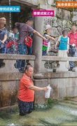 游客跳进日本名泉 疑似中国人被批丢人丢到国外